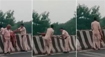 بالفيديو.. رجال شرطة في الهند يرمون جثة رجل في قناة مائية
