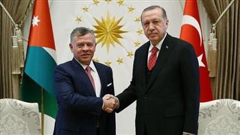 العاهل الأردني يبحث مع الرئيس التركي ورئيس وزراء النرويج تجنيب المنطقة تبعات العنف