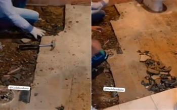 فيديو.. سيدة تكسر أرضية الحمام بحثًا عن سحر أسود مدفون
