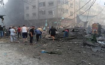 استشهاد 10 فلسطينيين وإصابة العشرات بعد قصف إسرائيلي استهدف عدة منازل غرب غزة