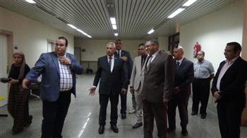 رئيس جامعة المنيا يتفقد مستشفى طب الأسنان على هامش ترأسه لاجتماع مجلس الكلية