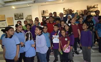 محافظ بورسعيد يصطحب عددا من الطلاب في جولة تفقدية بمتحف النصر الحديث 