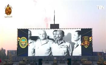 الرئيس السيسي يشاهد عرضًا مجسمًا للسادات خلال العرض العسكري