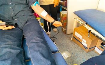 بالصور.. إقبال المواطنين على حملة التبرع بالدم من أجل الفلسطينيين بغزة