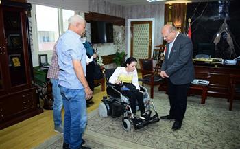 جامعة سوهاج تهدي طالبة من ذوي الإعاقة الحركية كرسيًا كهربائيًا متحركًا