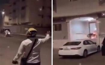 على طريقة "الشيخ حسني".. شاب يقتحم مدخل عمارة بدراجة نارية يٌجرّبها| فيديو 