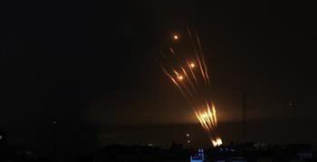 كتائب "القسام" تعلن قصف "عسقلان" وحشود إسرائيلية ومطار بن جوريون برشقات صاروخية