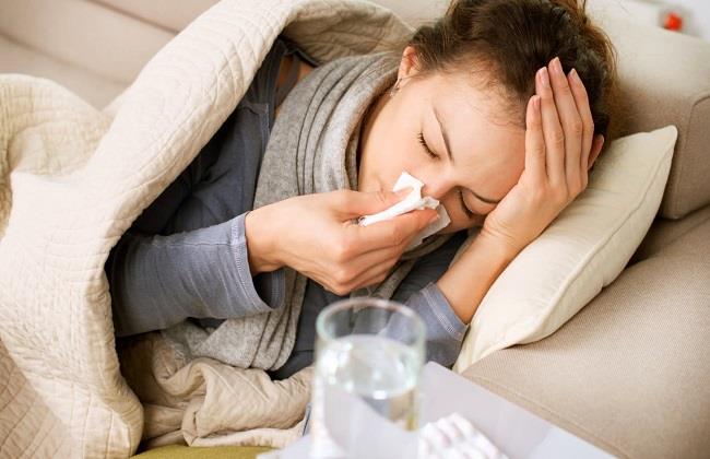 كيف تفرق بين الإصابة بالإنفلونزا ونزلة البرد؟.. أمجد الحداد يوضح