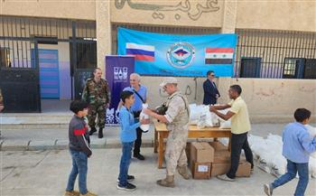 المركز الروسي للمصالحة يوزع مساعدات إنسانية ومستلزمات مدرسية في ريف دمشق