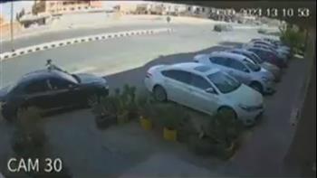 بالفيديو.. لص يسرق سيارة في لمح البصر أمام أعين صاحبها
