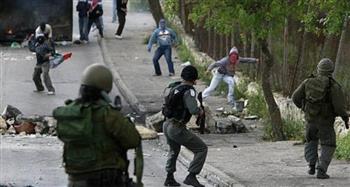 الاحتلال يصيب شابين بالرصاص ويعتقل 35 مواطنا في الخليل