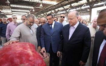 وزير التنمية المحلية ومحافظ القاهرة يتفقدان سوق العبور لمتابعة توفر الخضروات والفاكهة والالتزام بالأسعار  