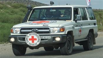 الصليب الأحمر: 60 طنا من المساعدات وفريق طبي بانتظار السماح بدخولهم إلى غزة 