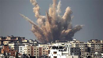 طيران الاحتلال الإسرائيلي يقصف مدرسة ومسجدًا وسط قطاع غزة