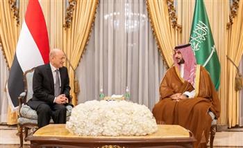 وزير الدفاع السعودي يبحث مع رئيس مجلس القيادة الرئاسي اليمني المستجدات الإقليمية والدولية