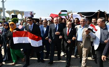 رئيس جامعة قناة السويس يتقدم مسيره طلابية لدعم القضية الفلسطينية 