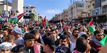 تظاهرات احتجاجية أمام "الصليب الأحمر" في دمشق تطالب بحماية غزة من المجازر الإسرائيلية