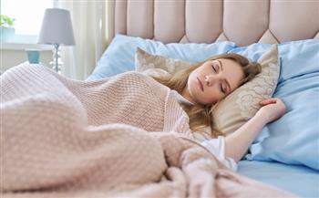 6 عادات صحية للحفاظ على رطوبة جسمكِ أثناء النوم