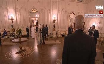لحظة استقبال الرئيس السيسي نظيره الإماراتي بمقر قمة القاهرة للسلام (فيديو)
