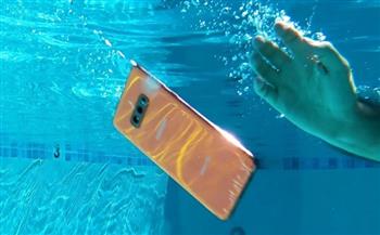 خبيرة تكشف عن طريقة إنقاذ الهاتف الذكي بعد سقوطه في الماء