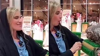 طالبة أمريكية تتحدث مع صقر ويرد عليها بلغة الإشارة بالسعودية (فيديو)