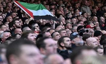 جمهور ليفربول يرفع علم فلسطين أمام إيفرتون 