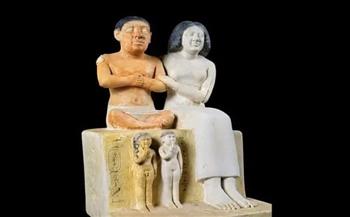 يعود للأسرة الخامسة.. «المتحف المصري» يعرض صورة لتمثال القزم سنب و عائلته