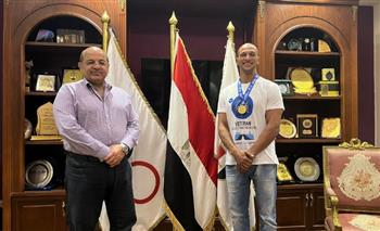 هشام حطب يكرم كرم جابر بعد حصوله على ذهبية العالم للرواد للمصارعة