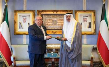 رئيس الوزراء الكويتي يتسلم دعوة من مدبولي لزيارة مصر