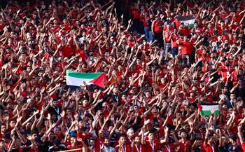 جمهور الأهلي يرفع علم فلسطين قبل انطلاق مباراة سيمبا التنزاني