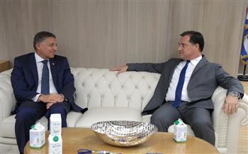 سفير مصر في أثينا يبحث مع وزير العمل اليوناني بدء تنفيذ اتفاق العمالة الموسمية