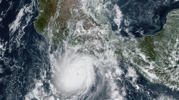 إعصار «أوتيس» يضرب المكسيك وسط توقعات بأضرار كارثية 
