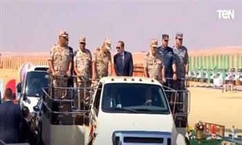 الرئيس السيسي يتفقد اصطفاف تفتيش حرب الفرقة الرابعة المدرعة بالسويس (فيديو)