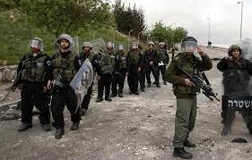 الاحتلال الإسرائيلي يواصل تشديد إجراءاته العسكرية في الضفة ويعتقل العشرات