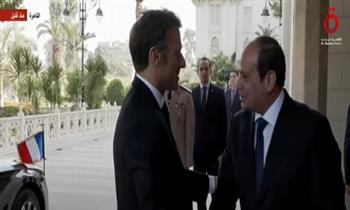الرئيس السيسي يستقبل نظيره الفرنسي بقصر الاتحادية