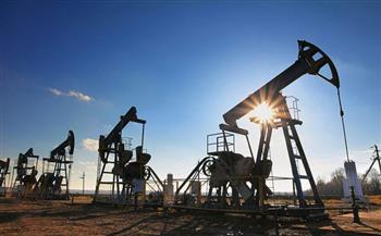 النفط يتراجع متأثرا بزيادة المخزونات الأمريكية