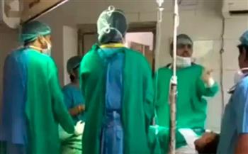 فيديو مسرب لطبيب يترك مريضه في منتصف عملية جراحية بسبب مشادة مع زميله