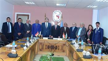 رئيس جامعة سوهاج يجتمع بمجلس إدارة الجامعة المصرية للتعلم الإلكتروني