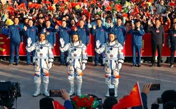 الصين تُرسِل أصغر طواقمها سنًا إلى الفضاء لمدة نصف عام