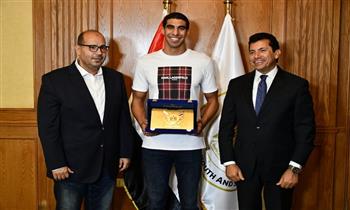 وزير الرياضة يكرم عبد الرحمن سامح لاعب المنتخب للسباحة لحصوله على ذهبية العالم باليونان وفضية المجر