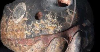 بسبب زلزال.. الكشف عن قطعة أثرية على هيئة رأس ثعبان