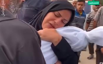 «خليه بحضني».. أم فلسطينية تودّع صغيرها بطريقة تمزّق القلوب (فيديو)