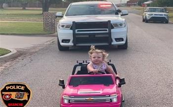 مخالفة مرورية.. الشرطة الأمريكية توقف طفلة عمرها سنتان أثناء قيادة سيارة