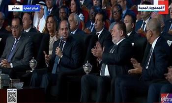 الرئيس السيسي: «الناس بتتكلم عن الأسعار والبلد مش هتقوم إلا بأهلها»