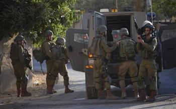 الاحتلال الإسرائيلي يعتقل شقيقين ومستعمرون يحطمون محتويات مسجد جنبا بمسافر يطا في الخليل