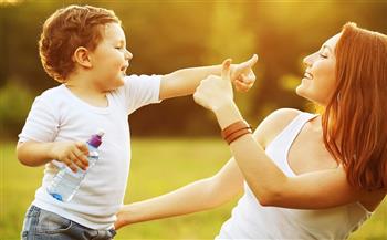 للأمهات.. 7 طرق لتشجيع الحديث الذاتي والإيجابي لدى طفلك