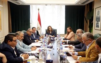 وزيرة الثقافة تناقش الخطة الاستثمارية مع قيادات الوزارة 