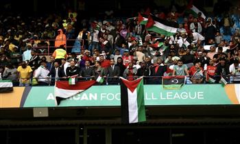 الجالية العربية تدعم فلسطين فى مباراة الأهلي وصن داونز بجنوب إفريقيا