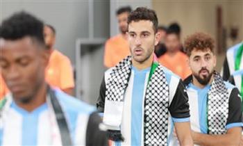 حمدي فتحي يدعم فلسطين مع الوكرة خلال مباراة أم صلال في الدوري القطري
