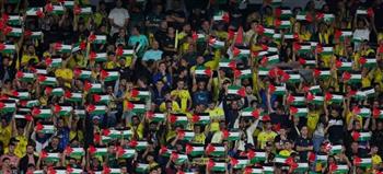 جمهور قاديش يرفع علم فلسطين أمام اشبيلية 